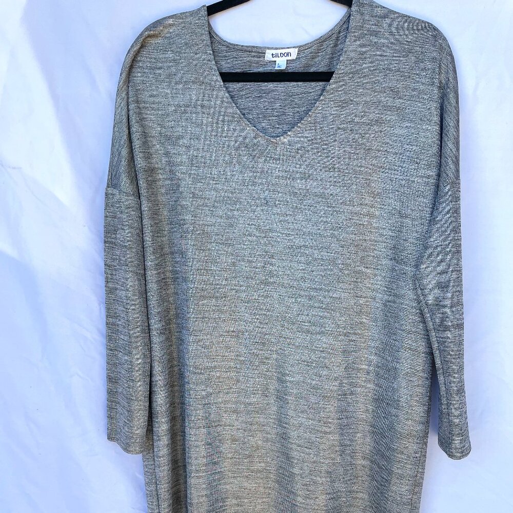Beautiful silver Tildon shirt for the holidays. Size med